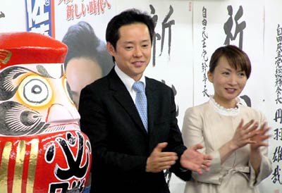 当選にわく選対本部で佐藤卓之氏とその妻