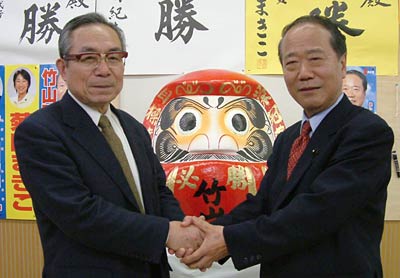 滝口責任者と握手する竹山昭二氏