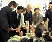 佐藤氏を囲んで鏡開き