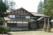 築110年になる古民家を再生した遠藤さんの工房「庭月テラ小屋」