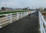 5日に常盤橋下流側に設置された仮橋が供用開始