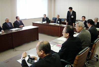 12日開かれた三条市議会建設常任委員会協議会でマンション・アパガーデンズ東三条に耐震強度不足があったことを報告する国定市長