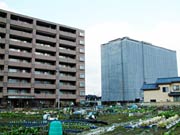 耐震強度不足が明らかになった三条市東三条の左がアパガーデンズウエストコート、右が建設工事を中断している同イーストコート
