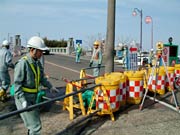 常盤橋嵐南側でバリケードを設置するなどの通行止めの作業
