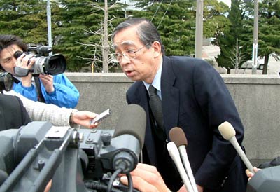 市役所前で会見する田村水落設計の水落氏