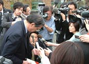 報道関係者に囲まれる水落氏