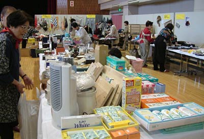 15日にバザールを開く会場の三条市総合福祉センターで販売する商品の準備をする国際ソロプチミスト新潟-茜の会員