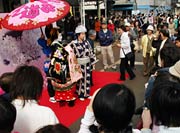 本町テント村でおいらんとの記念撮影