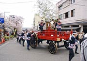 弥彦駅を出る湯曳き車