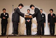 小林理事長から歴代理事長に感謝状贈呈