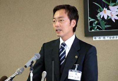17日行った定例会見で市内マンションの耐震偽装問題について話す国定三条市長