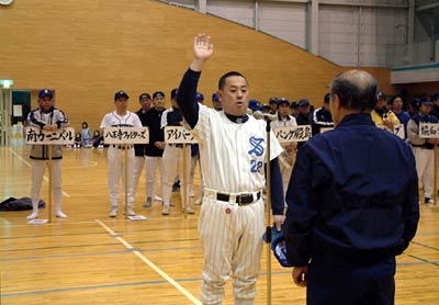 16日夜行われた燕市ソフトボール協会の平成19年度開幕式で選手宣誓を行うミナミカーニバルの長沢主将