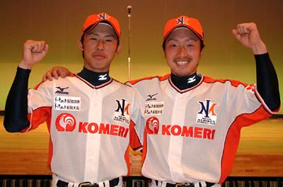 燕市体育協会吉田協会のアルビBC吉田地区出身選手激励会に出席した頓所選手(左)と伊藤選手(右)