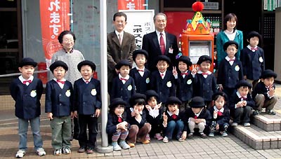 ピカピカに磨いたポストをバックに記念撮影