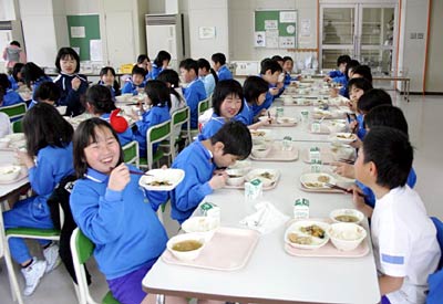 18日に長沢小学校の給食にお目見えした長沢小児童のレシピで調理した献立(三条市提供)