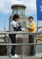 「県道長岡見附三条線」とある路線名板をはずした6年生代表