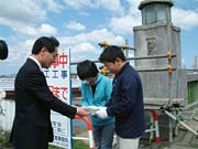 はずした橋名板を土田三条市歴史民俗産業資料館館長に託す