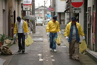 本寺小路周辺でクリーン作戦を行う三条エコノミークラブと本寺小路元気プロジェクト
