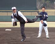 市民球場の始球式でサウスポーでストライクを投じた国定三条市長