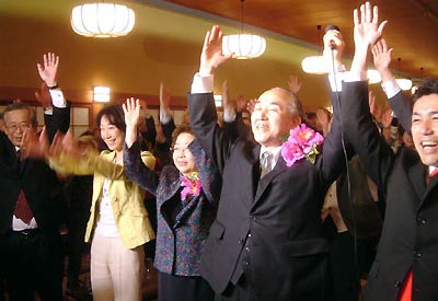 4選を決めて事務所で万歳する小池清彦氏