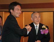 国定三条市長とがっちり握手する小池氏