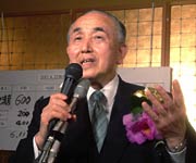 支持者にあいさつする小池氏
