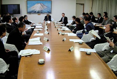 23日開かれた第1回の「県央地域の救急医療の在り方に関する検討会」