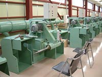技能訓練室にずらりと並ぶ羽布研磨機