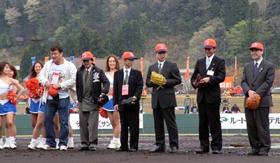28日、三条市民球場で行われたプロ野球独立リーグ「北信越BCリーグ」開幕式の始球式