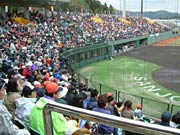 約4,500人が詰めかけたスタンド