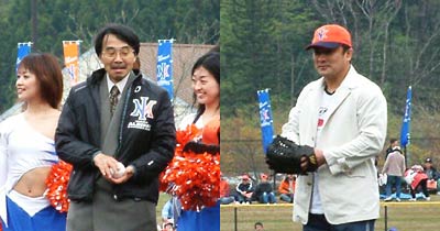 始球式を行う水水島新司さん(左)と吉田秀彦さん(右)
