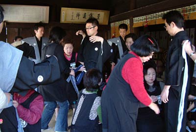 金山神社で三条祭り若衆会のメンバーをモデルに着付けを練習するボランティア
