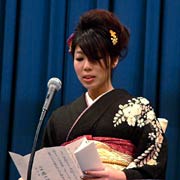 20歳の誓いを述べる小林さん