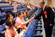 閉式後、新成人と握手する小池加茂市長