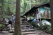 登山客が切れ目ない登山口の茶屋