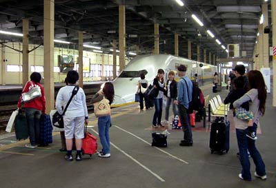 5日、燕三条駅のプラットホームで上り列車を待つ帰省客
