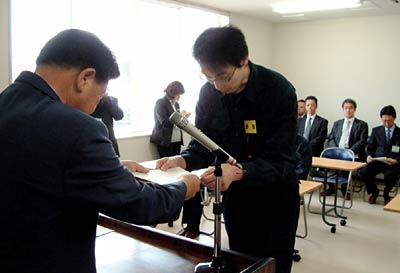 7日行われた燕市・磨き屋一番館の入校式で小林燕市長から受講許可証を受け取る研修生