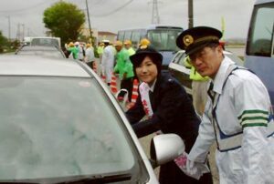 春の全国交通安全運動の初日、燕市交通安全対策協議会が設置した交通安全指導所で一日交通課長を務めるおいらん役の菅家さん