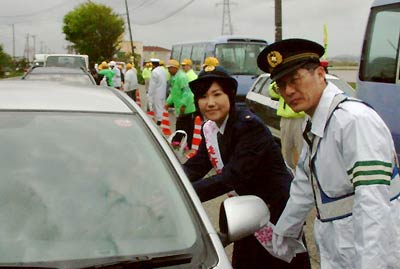 春の全国交通安全運動の初日、燕市交通安全対策協議会が設置した交通安全指導所で一日交通課長を務めるおいらん役の菅家さん