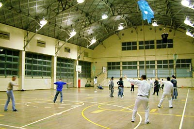 10日夜、三条市立第二中学校で先供の練習をする三条先供組合