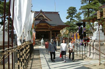 14日午後、大名行列の先供がもつ道具などが並び、準備が整った八幡宮境内