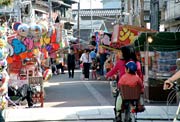 間もなく店開きの境内に次々と立つ露店