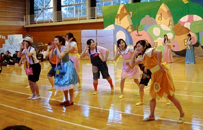 19日のミュージカル公演に向けて体育館で練習を重ねる新潟中央短期大学