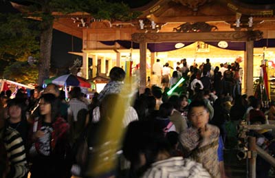 14日夜、宵宮でごった返す三条市・八幡宮境内