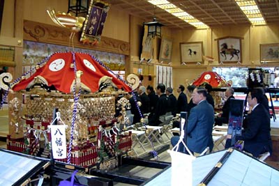 八幡宮で行われた春季例大祭の神事、ついに御霊を載せたみこしが拝殿を出ることはなかった