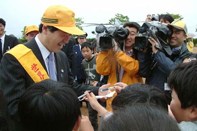 児童にサインを求められる知事