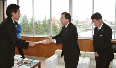 左から国定市長、三条信用金庫の金子専務理事、職員会の小皆幹事長