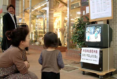 サンロード宮町商店街で10年前の万灯のDVDを上映