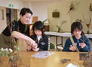 かご編みの製作に挑戦する子どもたち