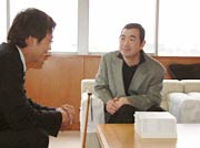 国定市長と談笑する関本さん
